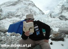 Dębski z Bogusławem Ogrodnikiem w bazie na 5400 m. W tle słynny Ice Fall, z lewej Ramię Everestu a w oddali Lohtse